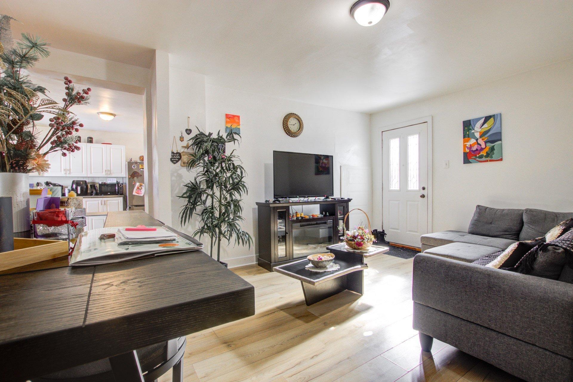 









4126

 - 4130


Rue de Charleroi

,
Montréal (Montréal-Nord),




QC
H1H1S8

