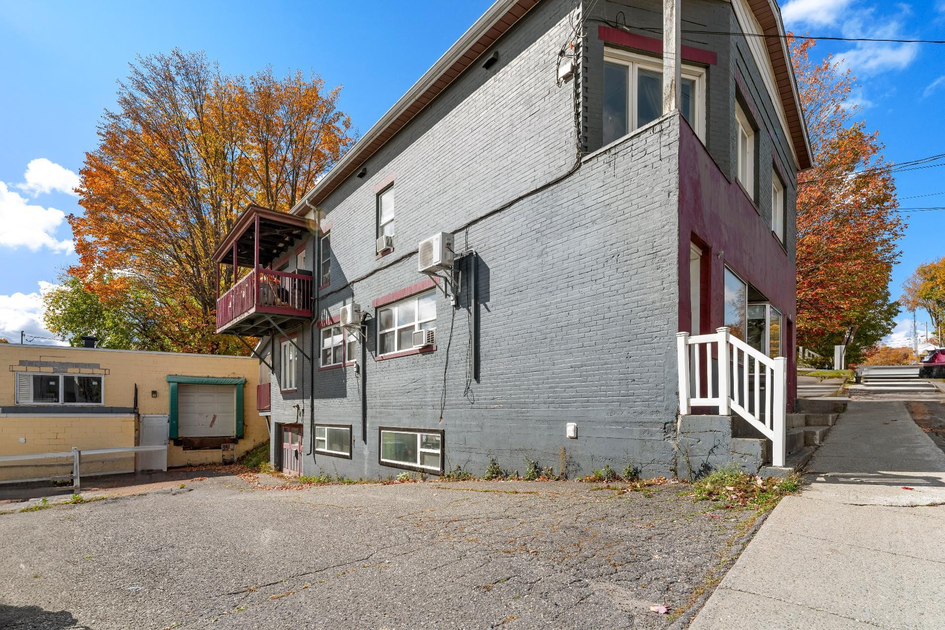 









24

 - 26


Rue Court

,
Coaticook,




QC
J1A1K9

