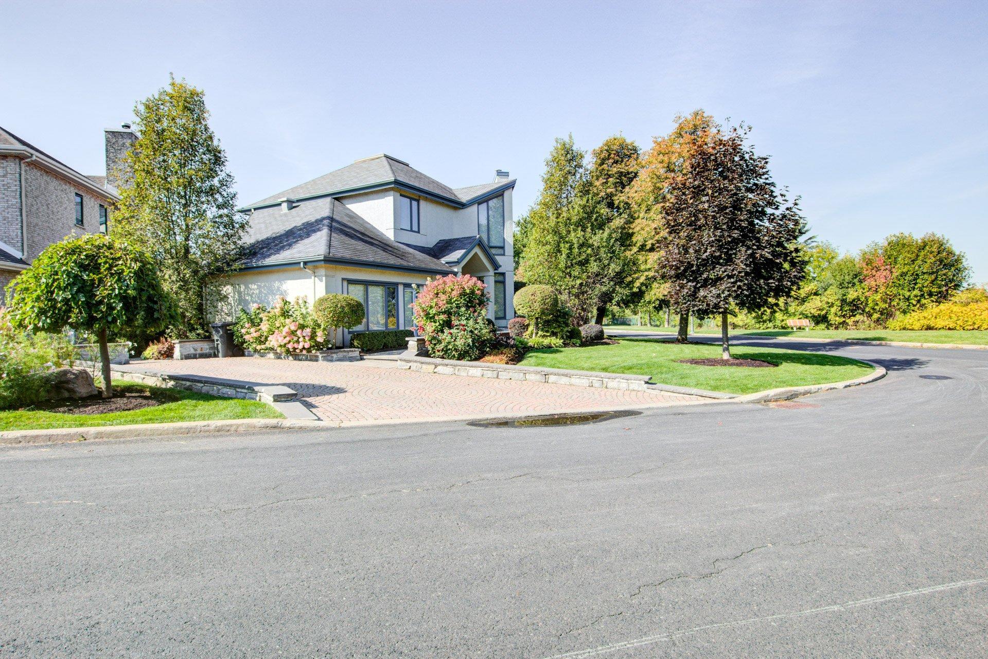 









1708


Rue de la Biche

,
Longueuil (Le Vieux-Longueuil),




QC
J4N1M9

