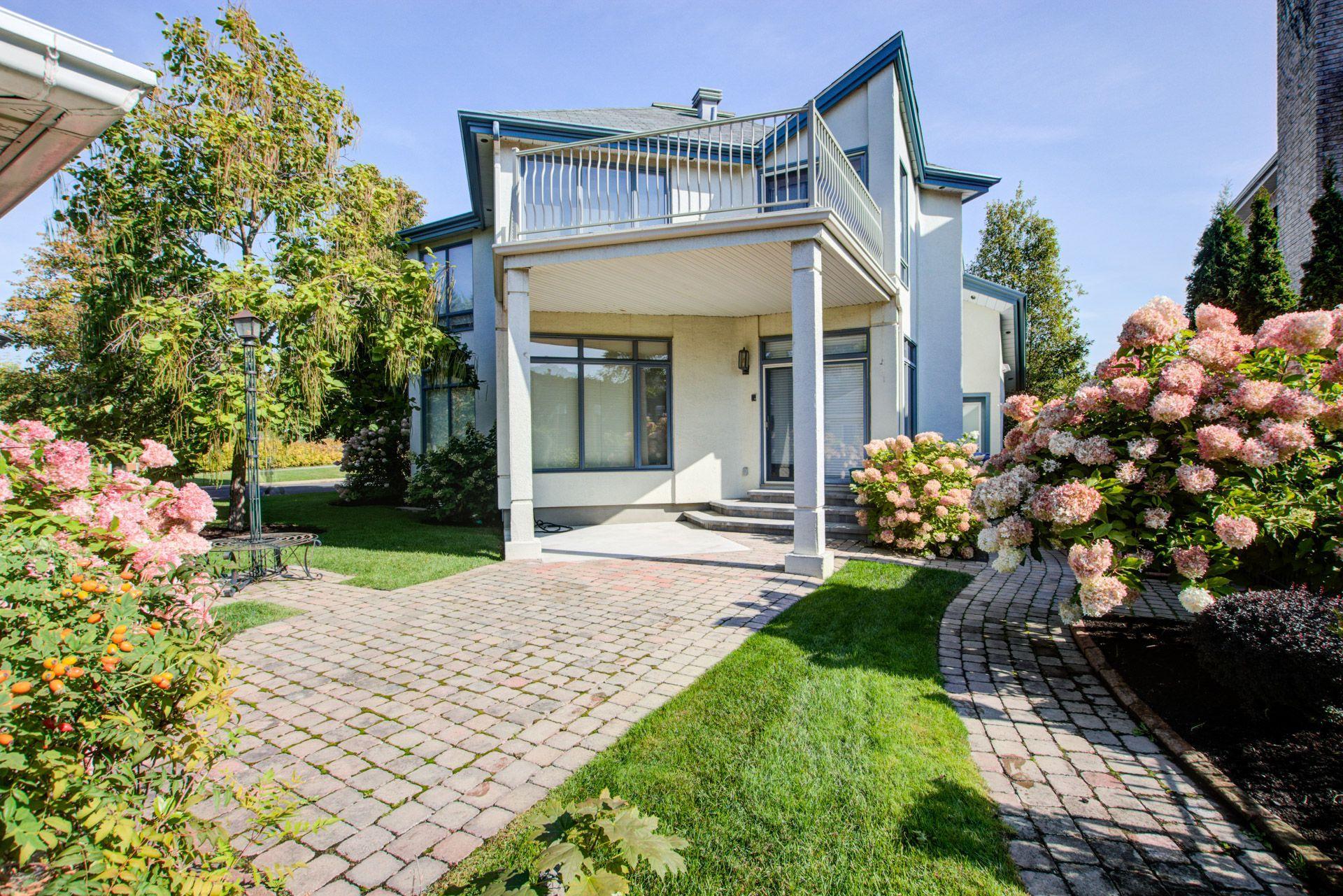 









1708


Rue de la Biche

,
Longueuil (Le Vieux-Longueuil),




QC
J4N1M9

