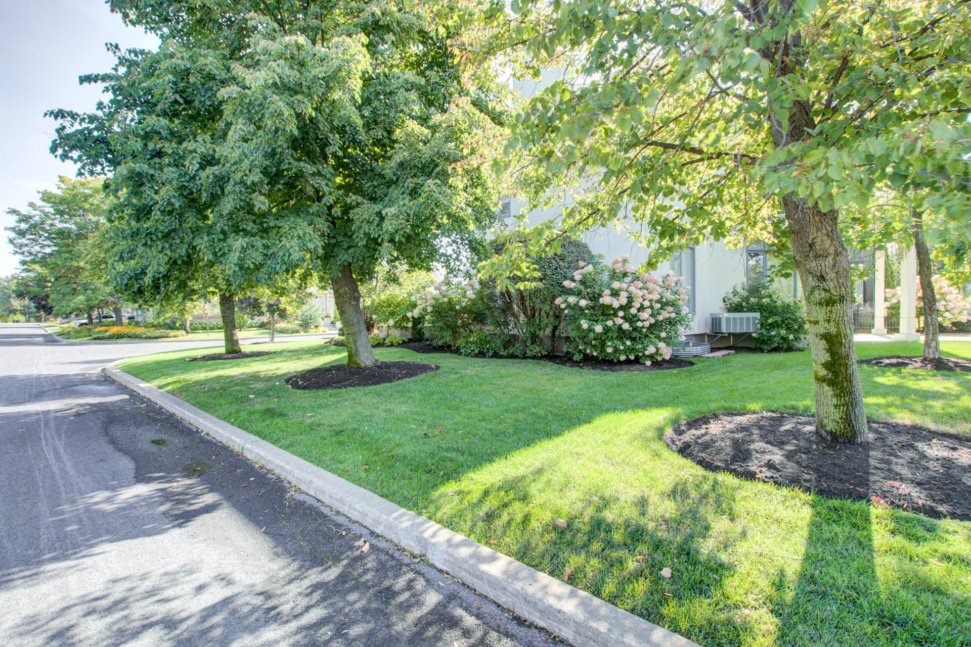 









1708


Rue de la Biche

,
Longueuil (Le Vieux-Longueuil),




QC
J4N1M9

