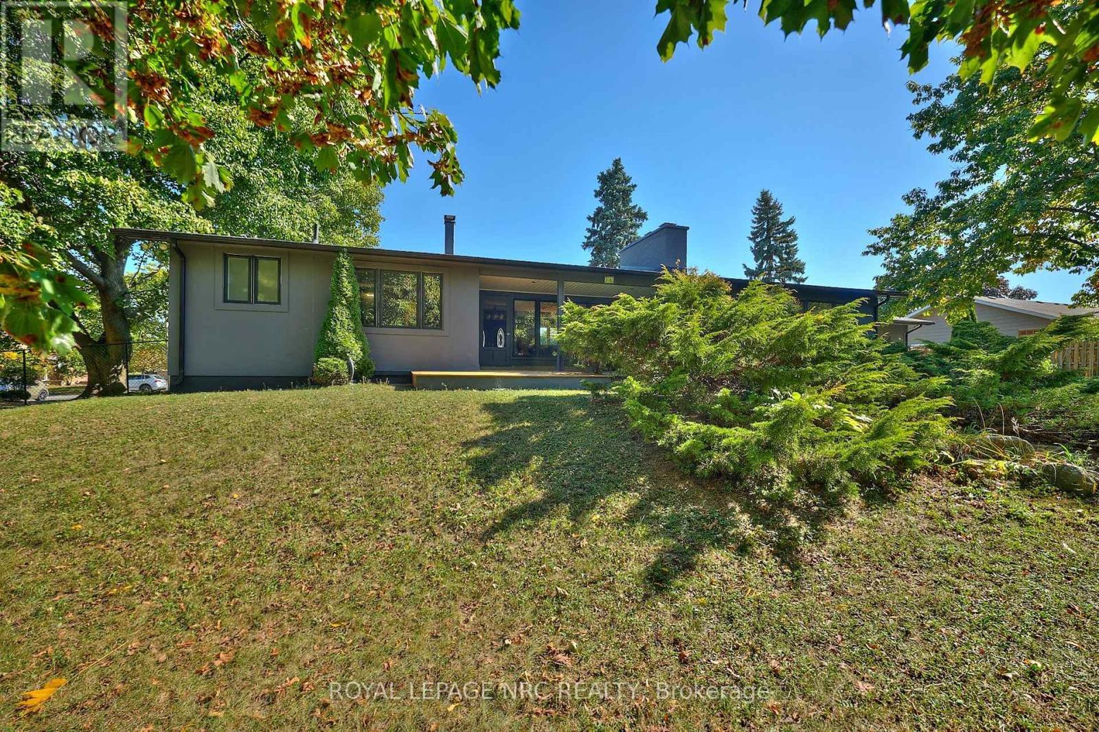 












7 WOODMOUNT DRIVE

,
St. Catharines (Burleigh Hill),




Ontario
L2T2X8

