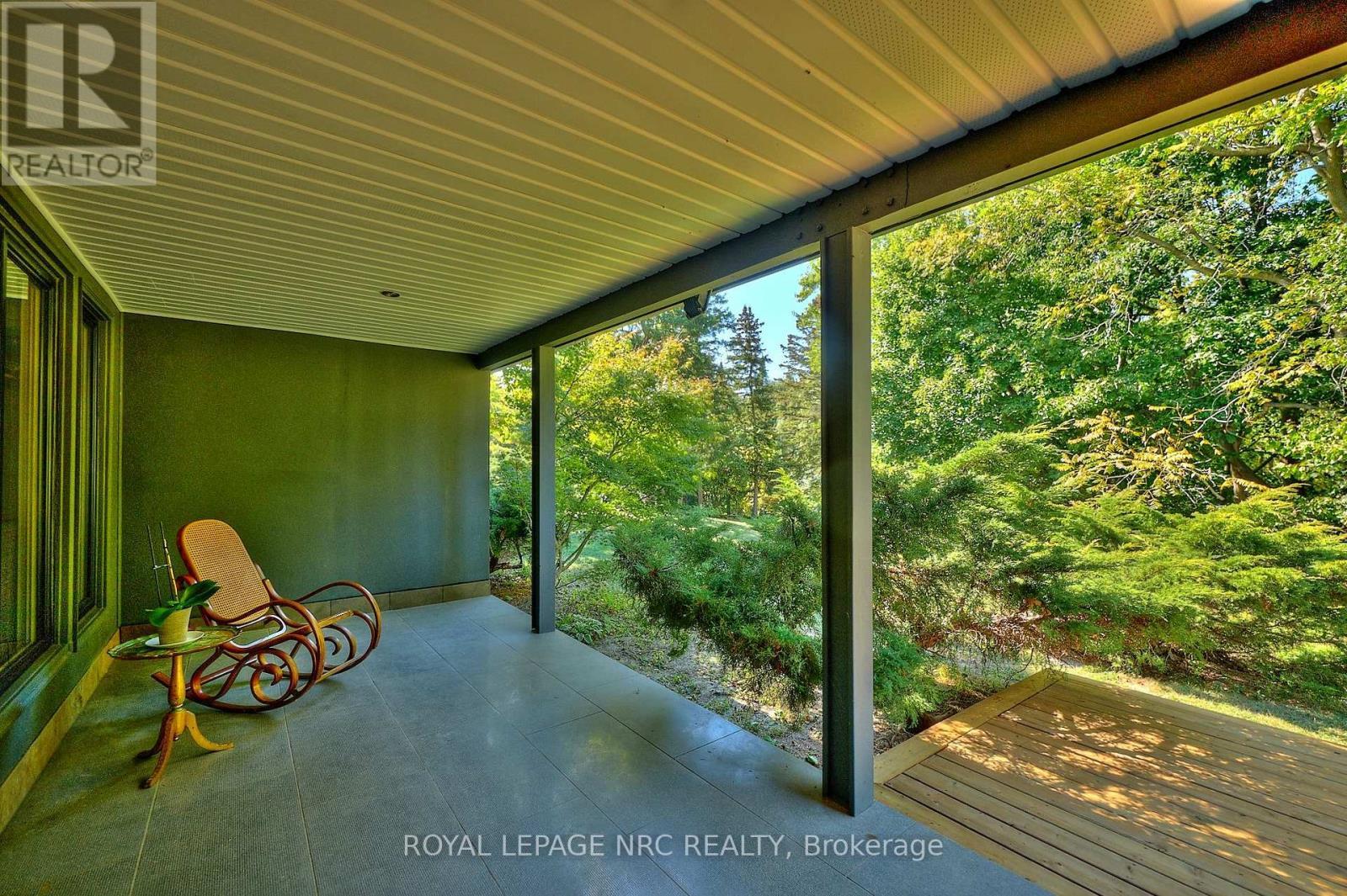 












7 WOODMOUNT DRIVE

,
St. Catharines (Burleigh Hill),




Ontario
L2T2X8

