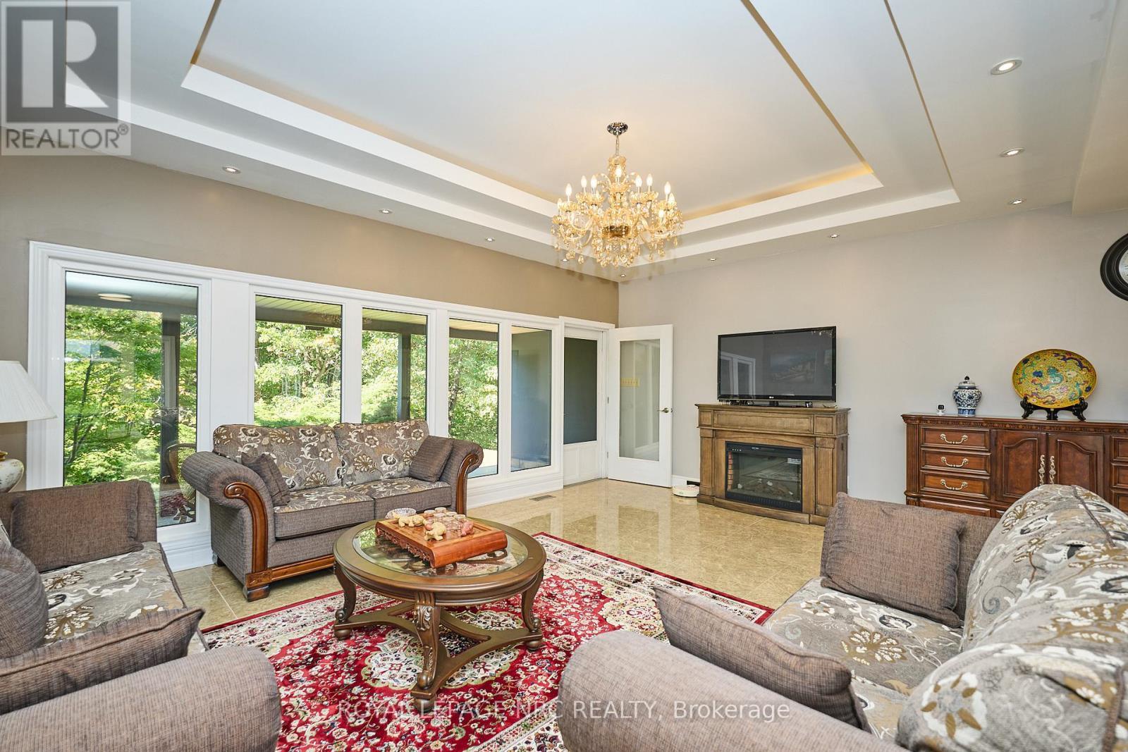 












7 WOODMOUNT DRIVE

,
St. Catharines (Burleigh Hill),




Ontario
L2T2X8

