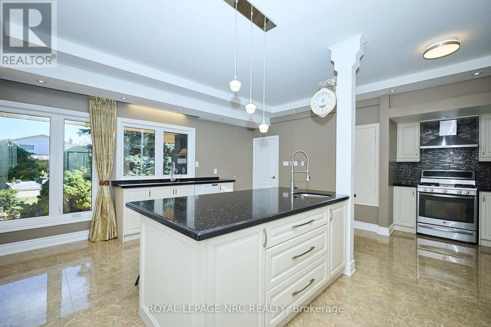 












7 WOODMOUNT DRIVE

,
St. Catharines (Burleigh Hill),




Ontario
L2T2X8

