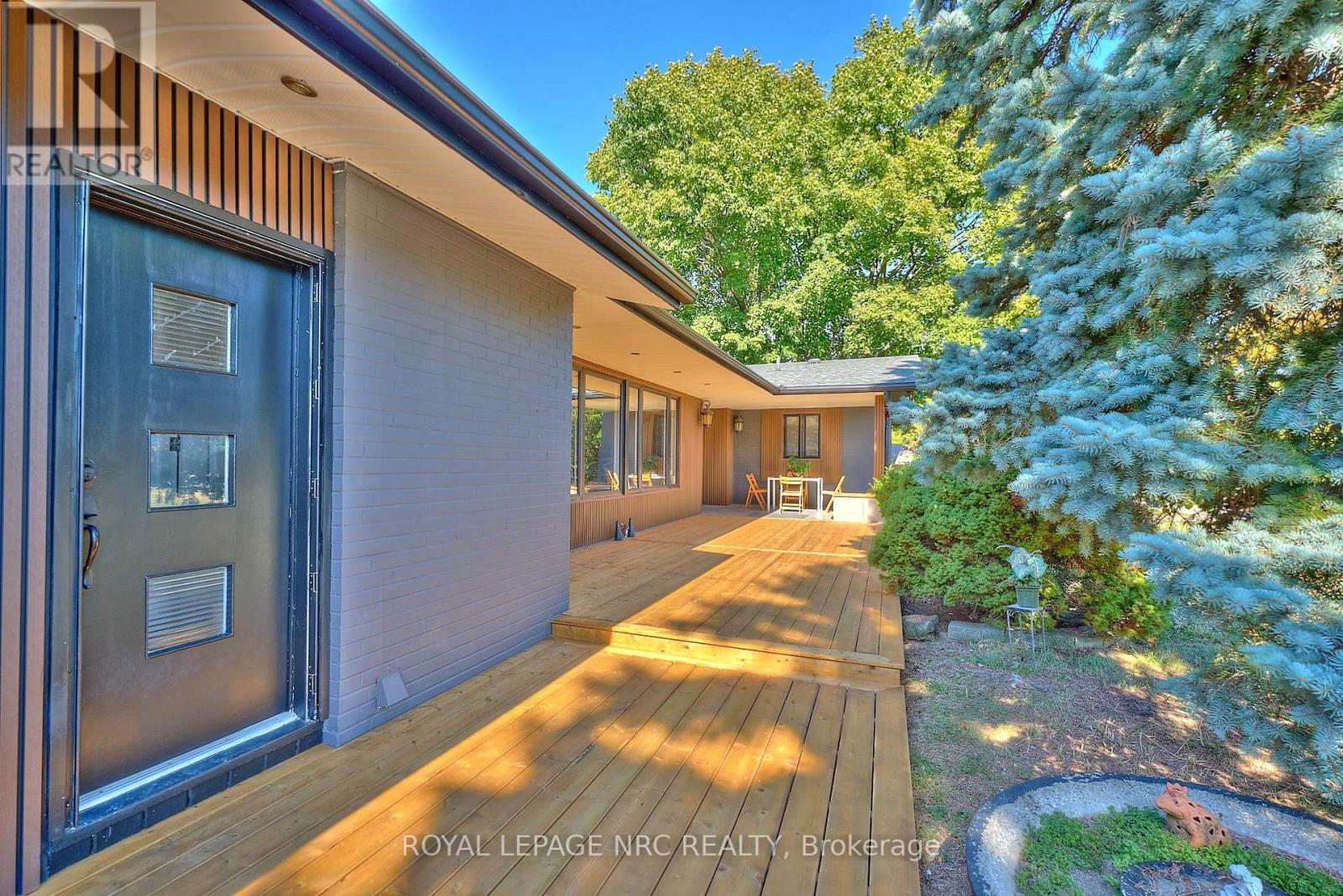 












7 WOODMOUNT DRIVE

,
St. Catharines (Burleigh Hill),




Ontario
L2T2X8

