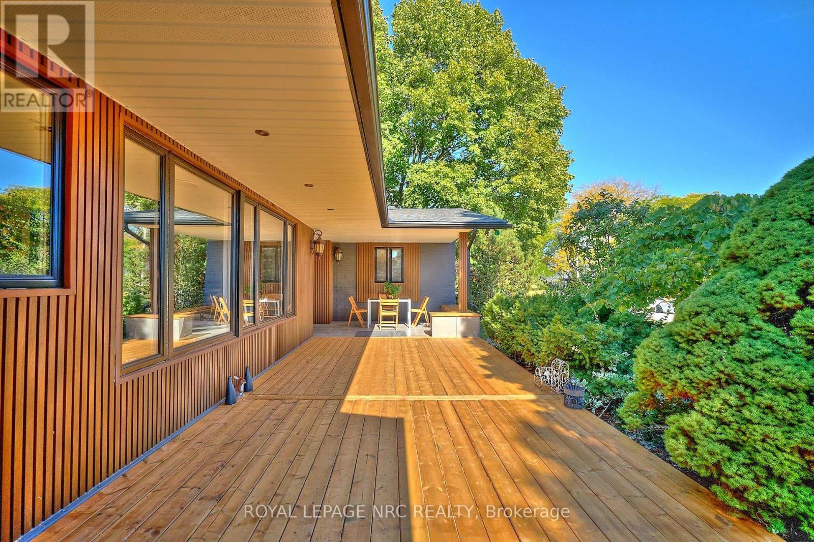 












7 WOODMOUNT DRIVE

,
St. Catharines (Burleigh Hill),




Ontario
L2T2X8

