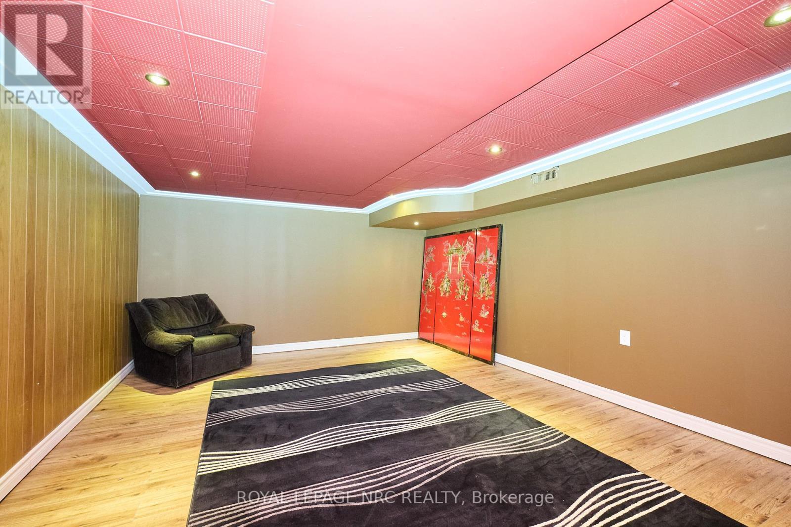 












7 WOODMOUNT DRIVE

,
St. Catharines (Burleigh Hill),




Ontario
L2T2X8

