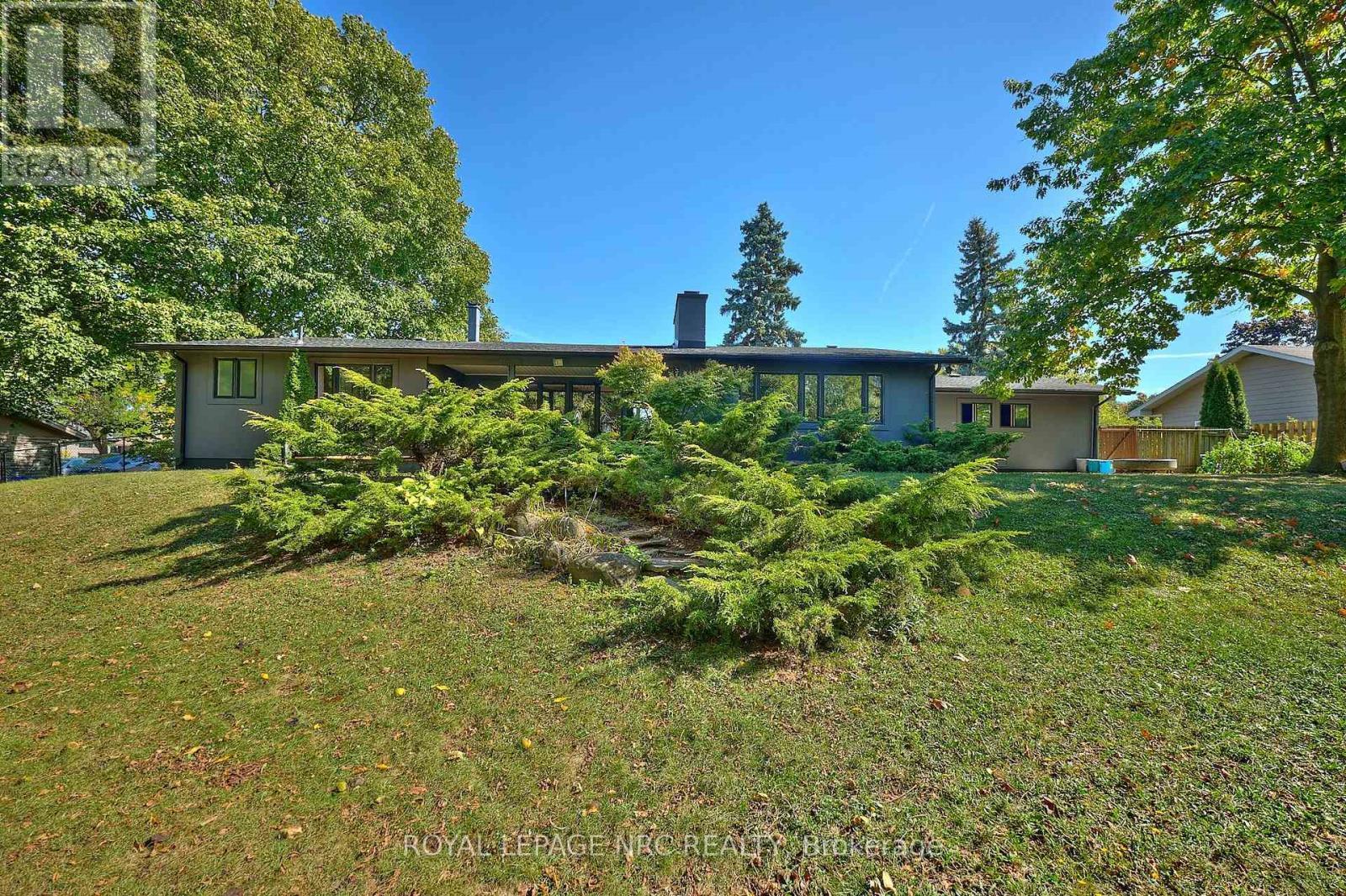 












7 WOODMOUNT DRIVE

,
St. Catharines (Burleigh Hill),




Ontario
L2T2X8

