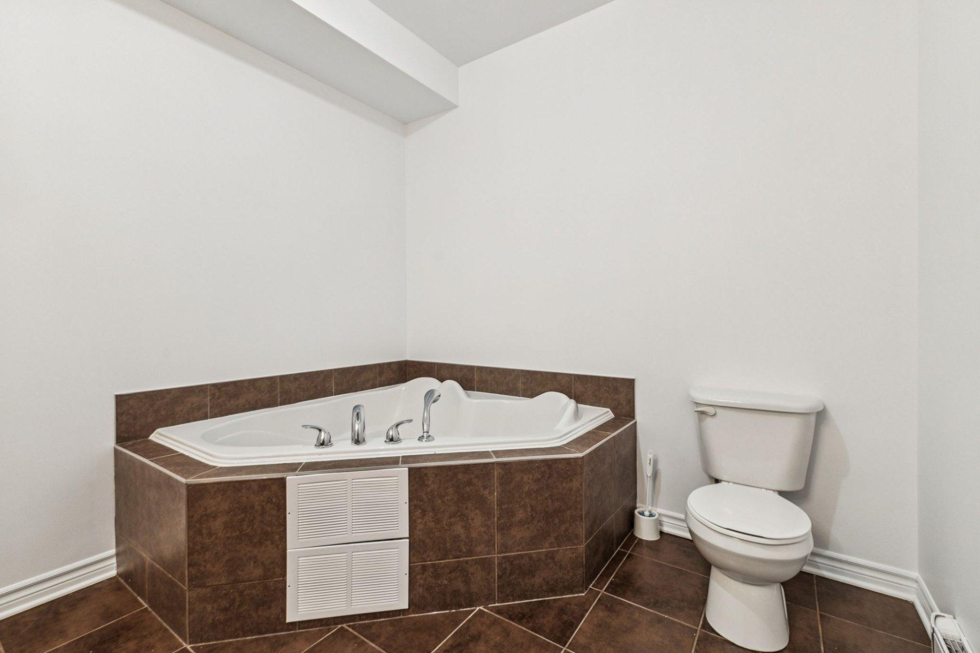 









629


Boul. des Grives

, 2,
Gatineau (Hull),




QC
J9A0C2

