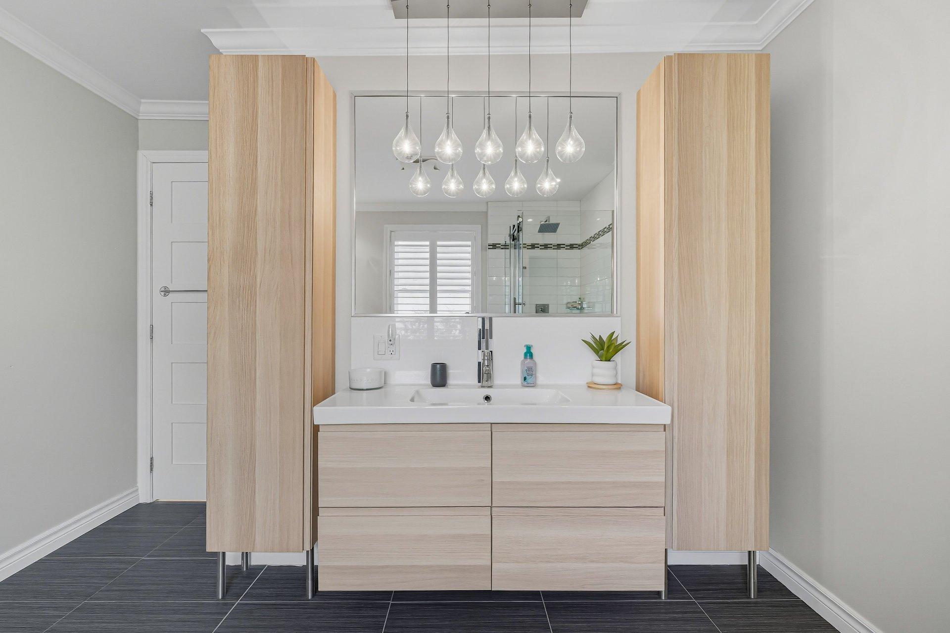 









384


Rue Bégin

,
Granby,




QC
J2G5P8

