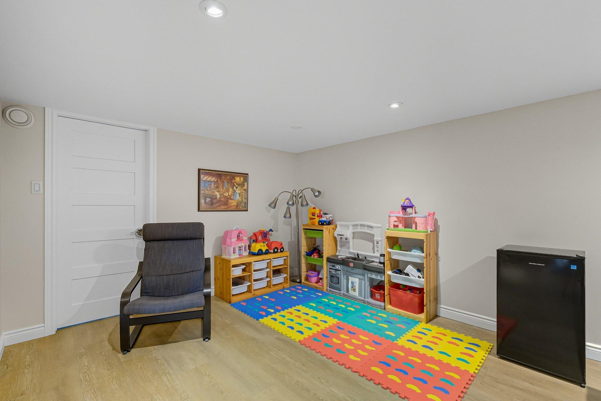 









384


Rue Bégin

,
Granby,




QC
J2G5P8

