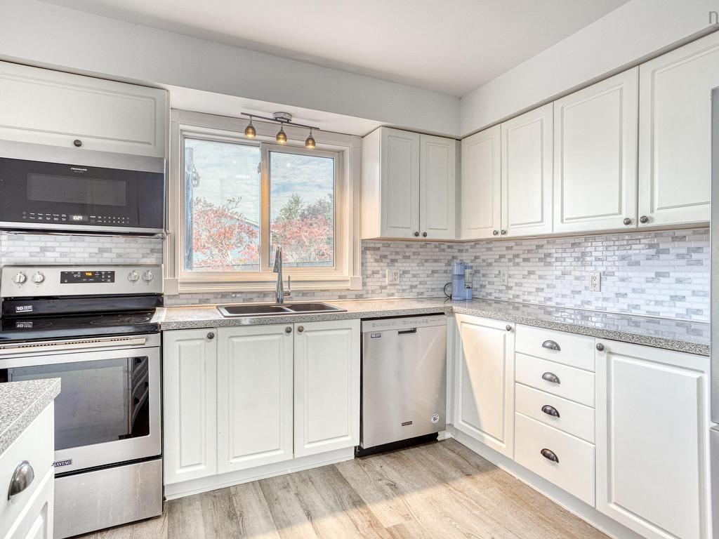 












91 Inglewood Crescent

,
Cole Harbour,




NS
B2W 5W5

