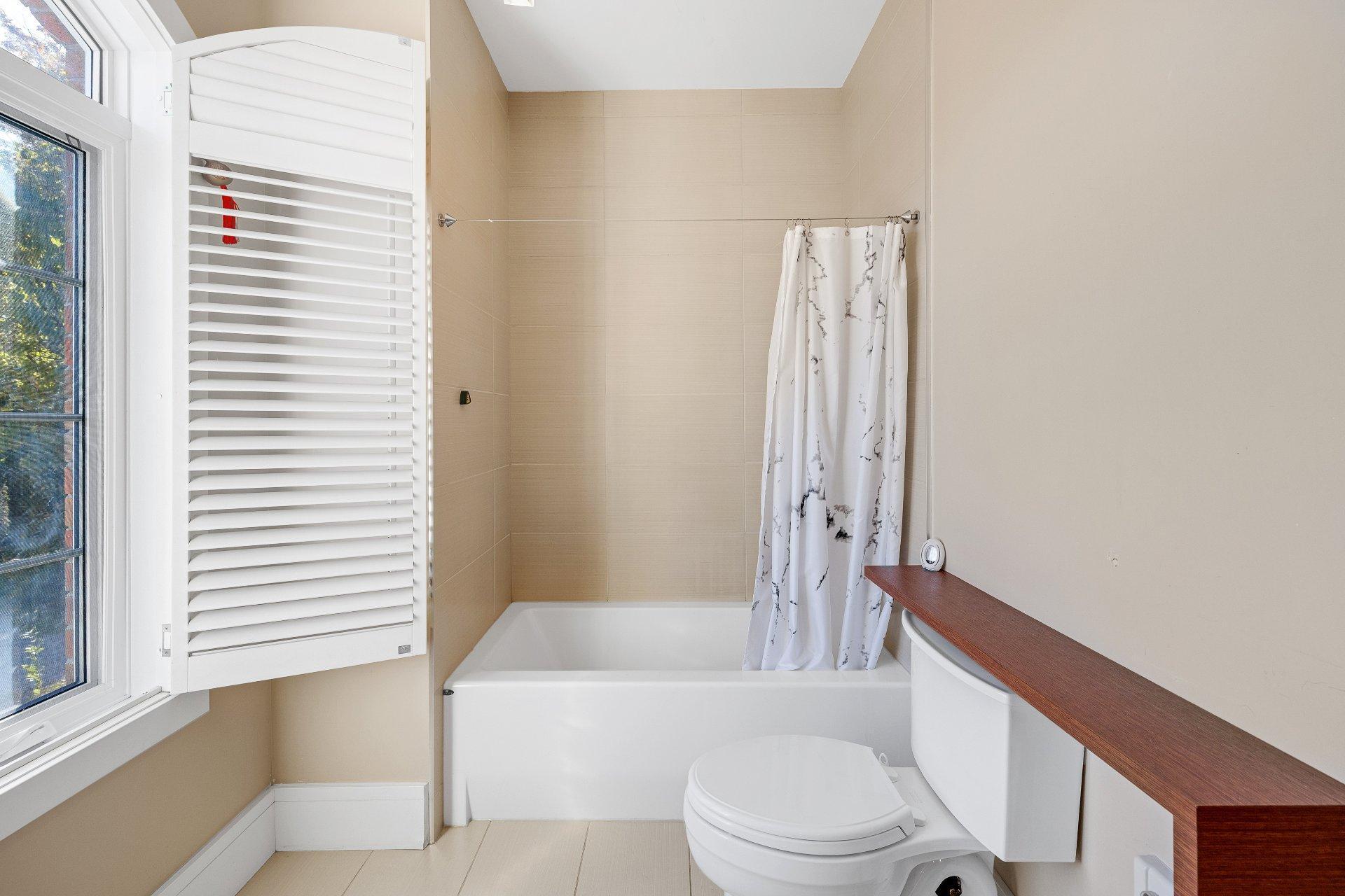 









5


Rue des Ancolies

,
Blainville,




QC
J7C6A9

