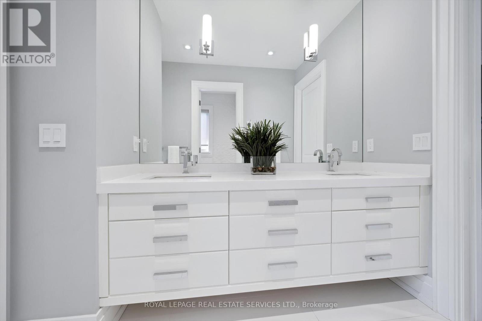 












14 WESTGLEN CRESCENT

,
Toronto,




Ontario
M9B4R1

