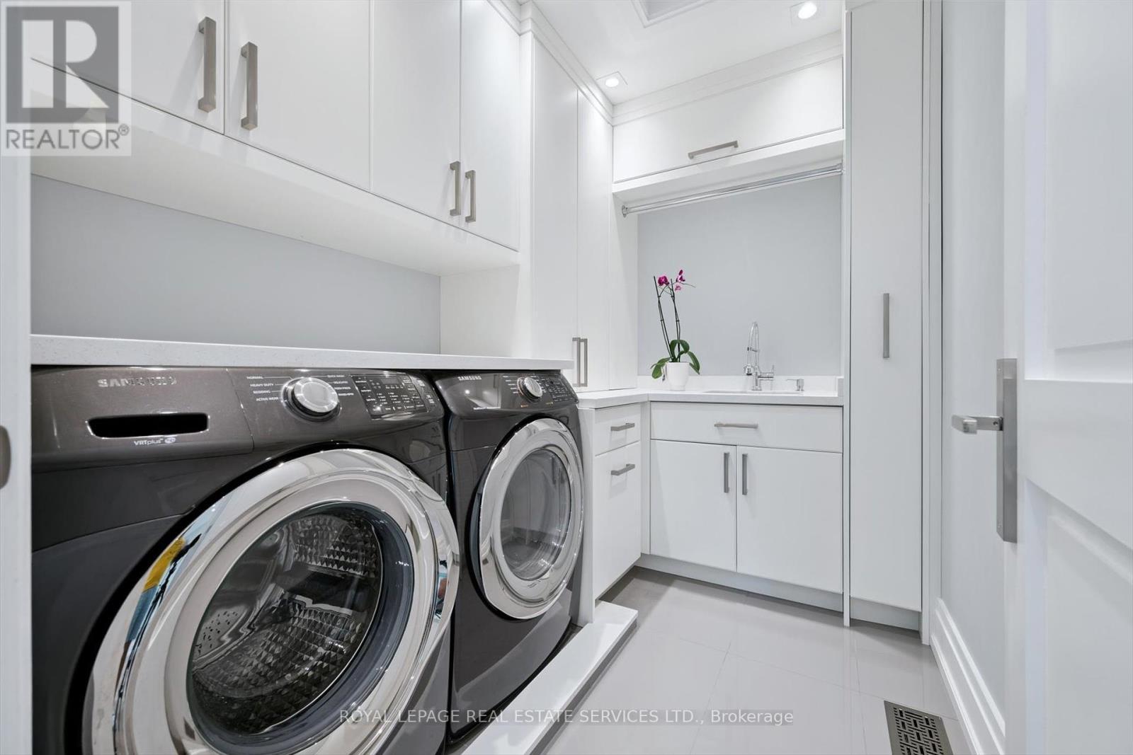 












14 WESTGLEN CRESCENT

,
Toronto,




Ontario
M9B4R1

