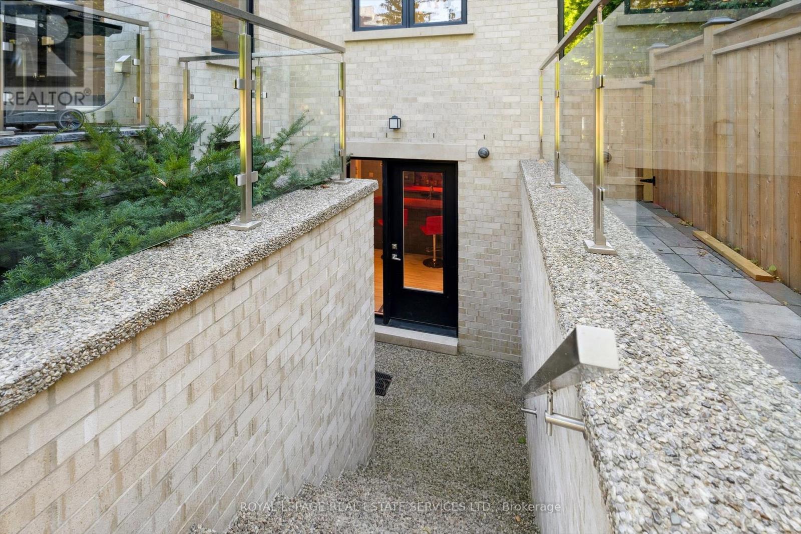 












14 WESTGLEN CRESCENT

,
Toronto,




Ontario
M9B4R1

