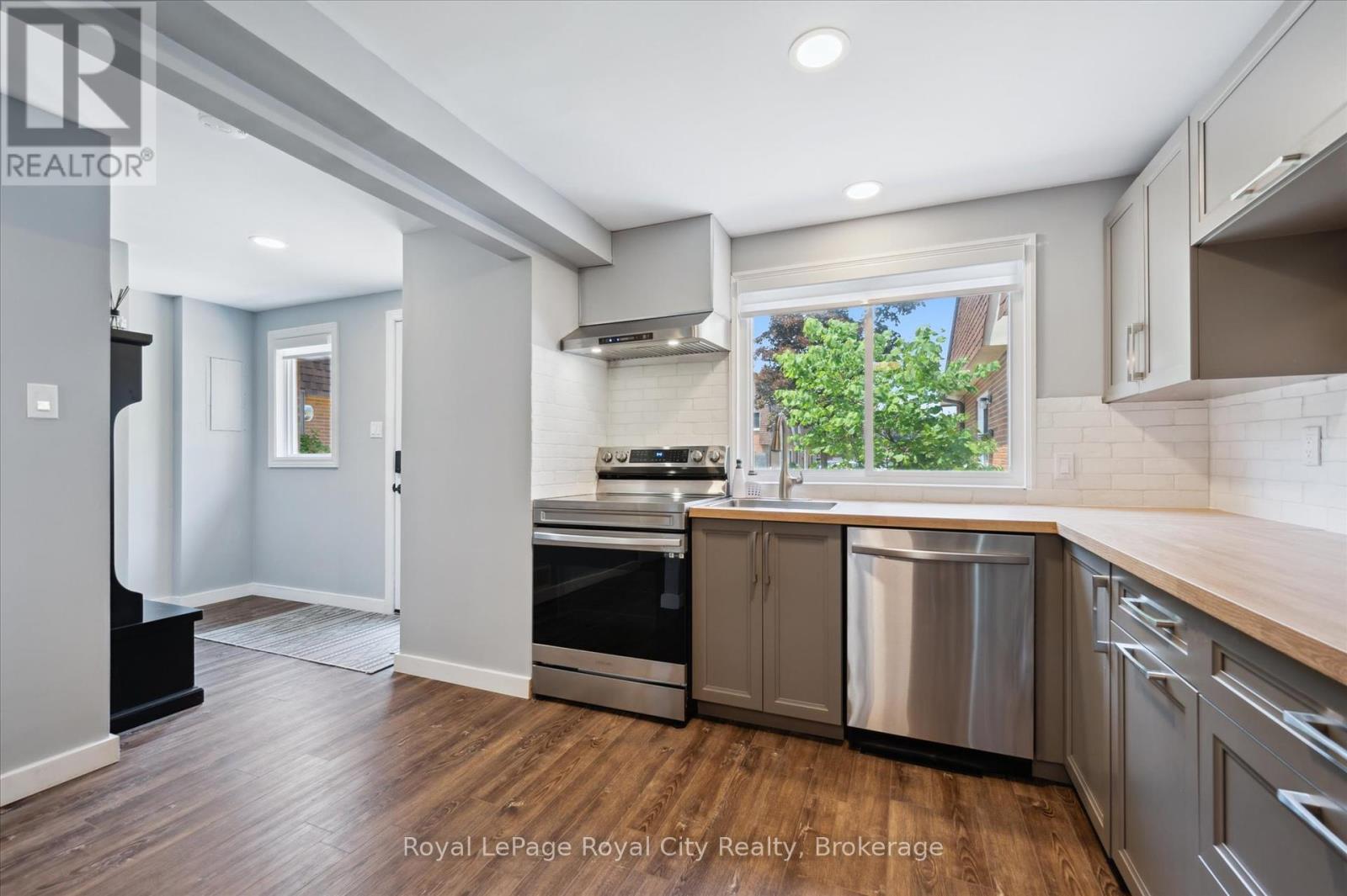 












16 - 120 COUNTRY CLUB DRIVE

,
Guelph (Victoria North),




Ontario
N1E3K7

