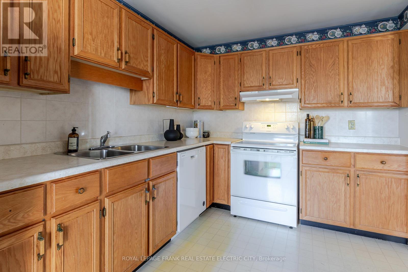 












30 - 36 CHAMPLAIN CRESCENT

,
Peterborough (Northcrest Ward 5),




Ontario
K9L1T1

