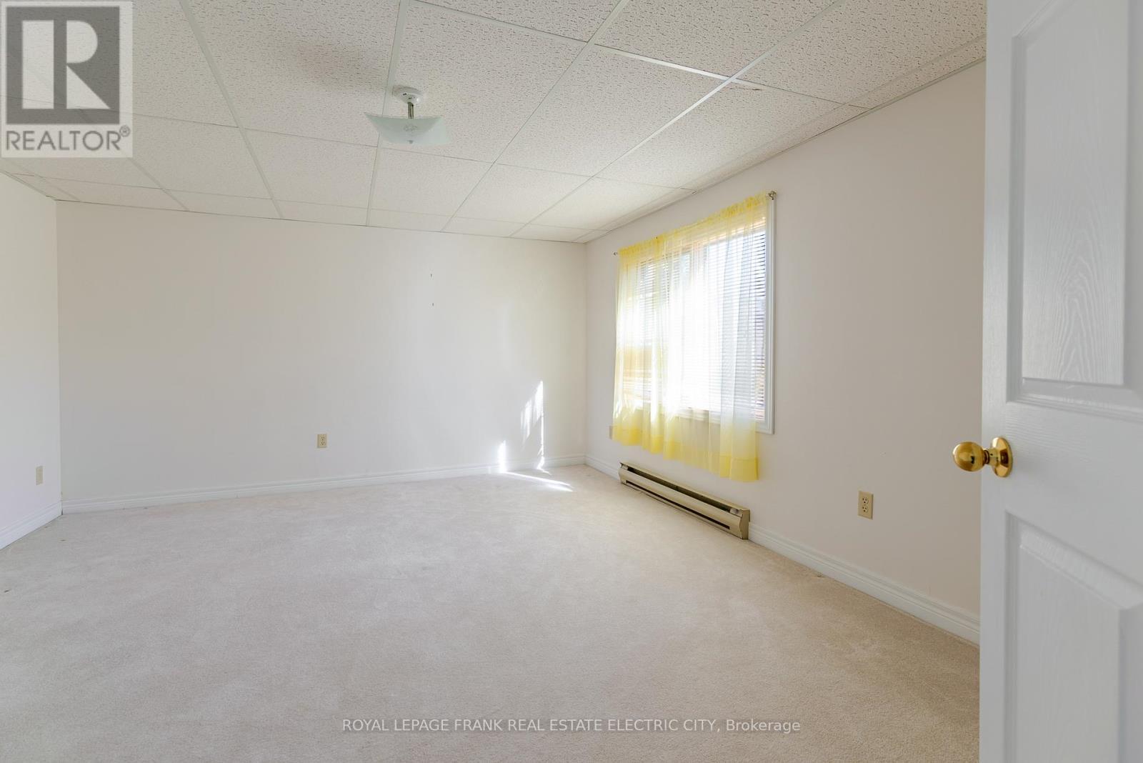 












30 - 36 CHAMPLAIN CRESCENT

,
Peterborough (Northcrest Ward 5),




Ontario
K9L1T1

