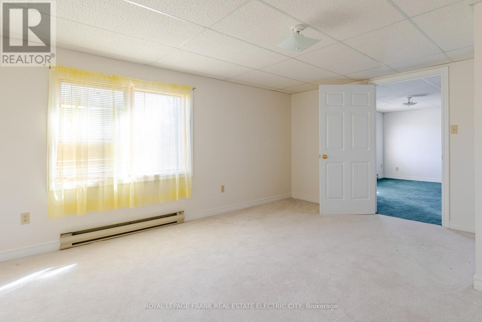 












30 - 36 CHAMPLAIN CRESCENT

,
Peterborough (Northcrest Ward 5),




Ontario
K9L1T1

