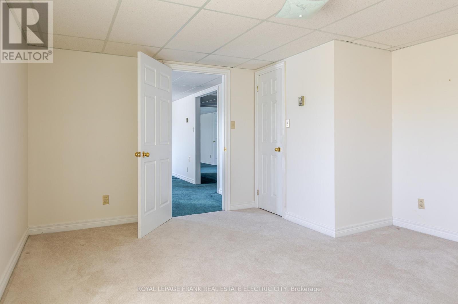 












30 - 36 CHAMPLAIN CRESCENT

,
Peterborough (Northcrest Ward 5),




Ontario
K9L1T1

