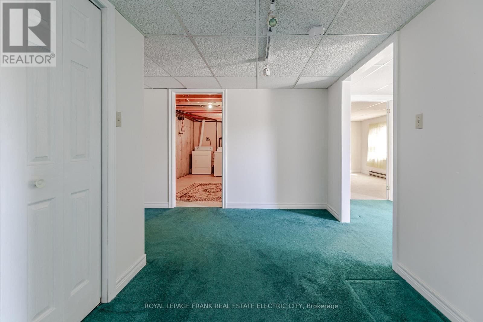 












30 - 36 CHAMPLAIN CRESCENT

,
Peterborough (Northcrest Ward 5),




Ontario
K9L1T1

