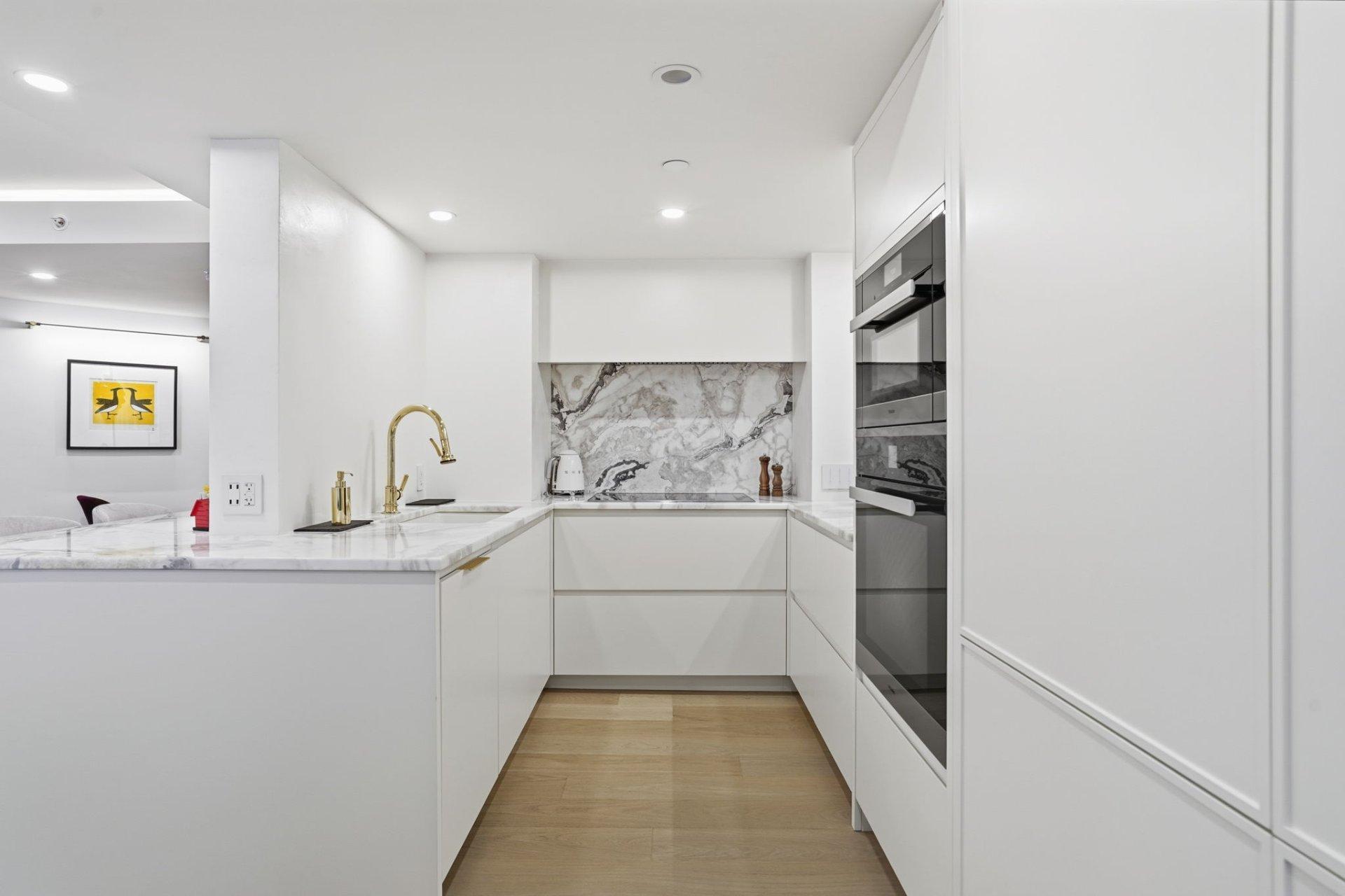 









1070


Rue St-Mathieu

, 303,
Montréal (Ville-Marie),




QC
H3H2S8

