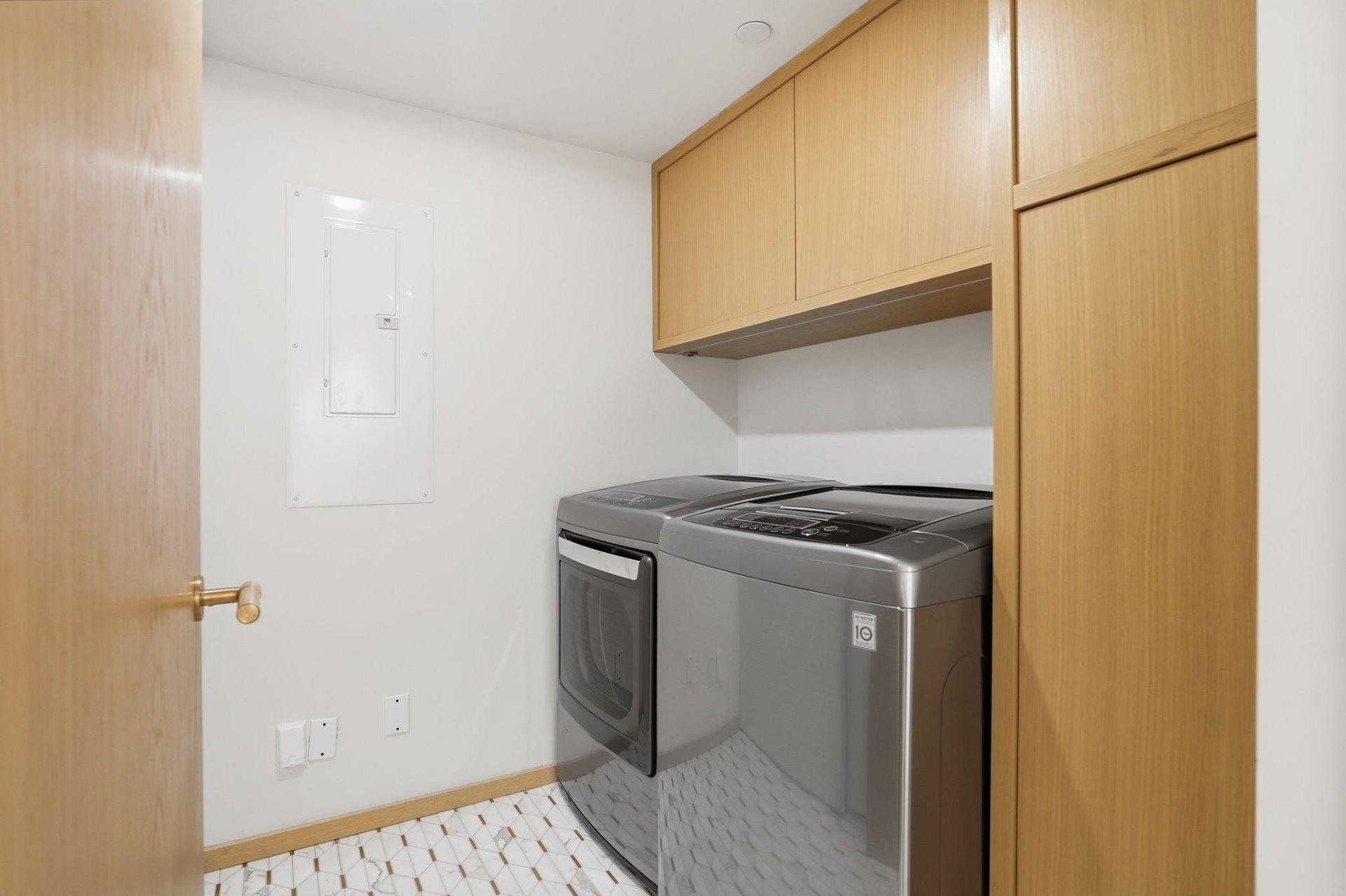 









1070


Rue St-Mathieu

, 303,
Montréal (Ville-Marie),




QC
H3H2S8

