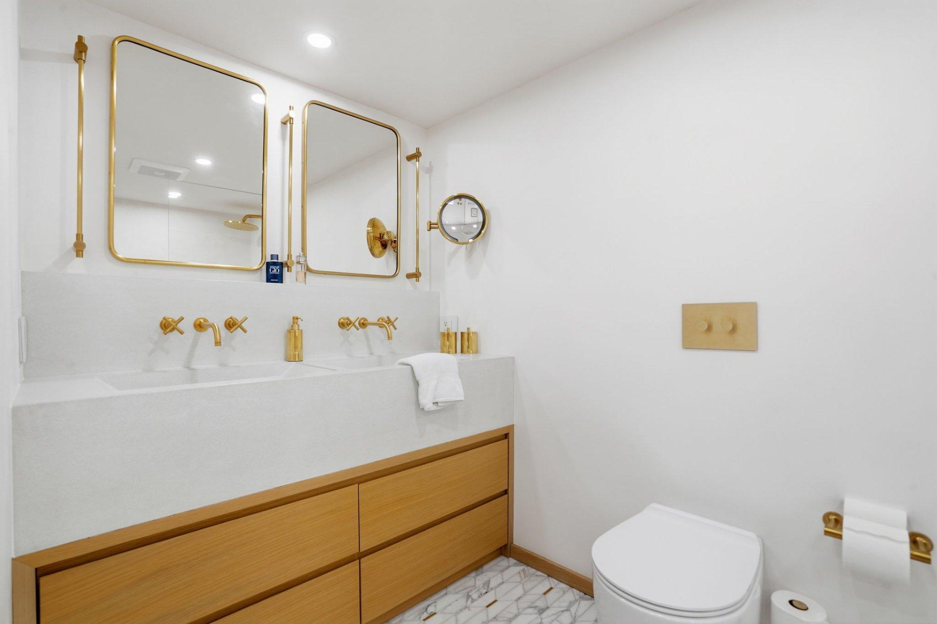 









1070


Rue St-Mathieu

, 303,
Montréal (Ville-Marie),




QC
H3H2S8

