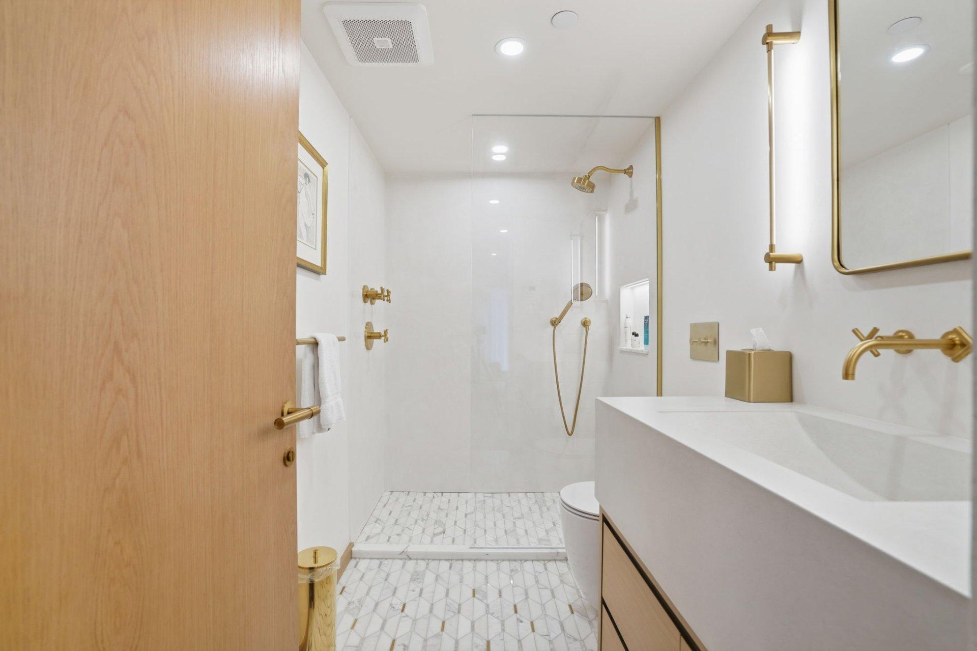 









1070


Rue St-Mathieu

, 303,
Montréal (Ville-Marie),




QC
H3H2S8

