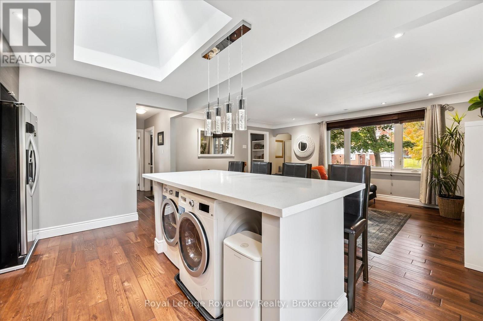 












20 HIGHVIEW PLACE

,
Guelph (Exhibition Park),




Ontario
N1H1M7

