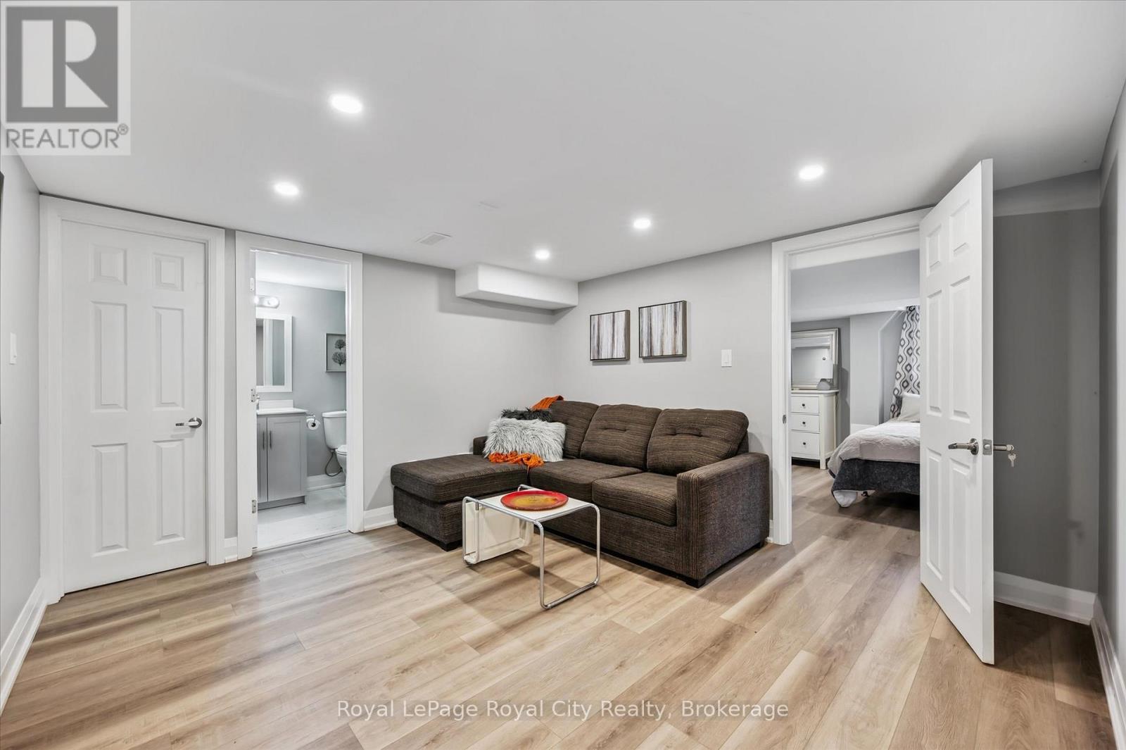 












20 HIGHVIEW PLACE

,
Guelph (Exhibition Park),




Ontario
N1H1M7

