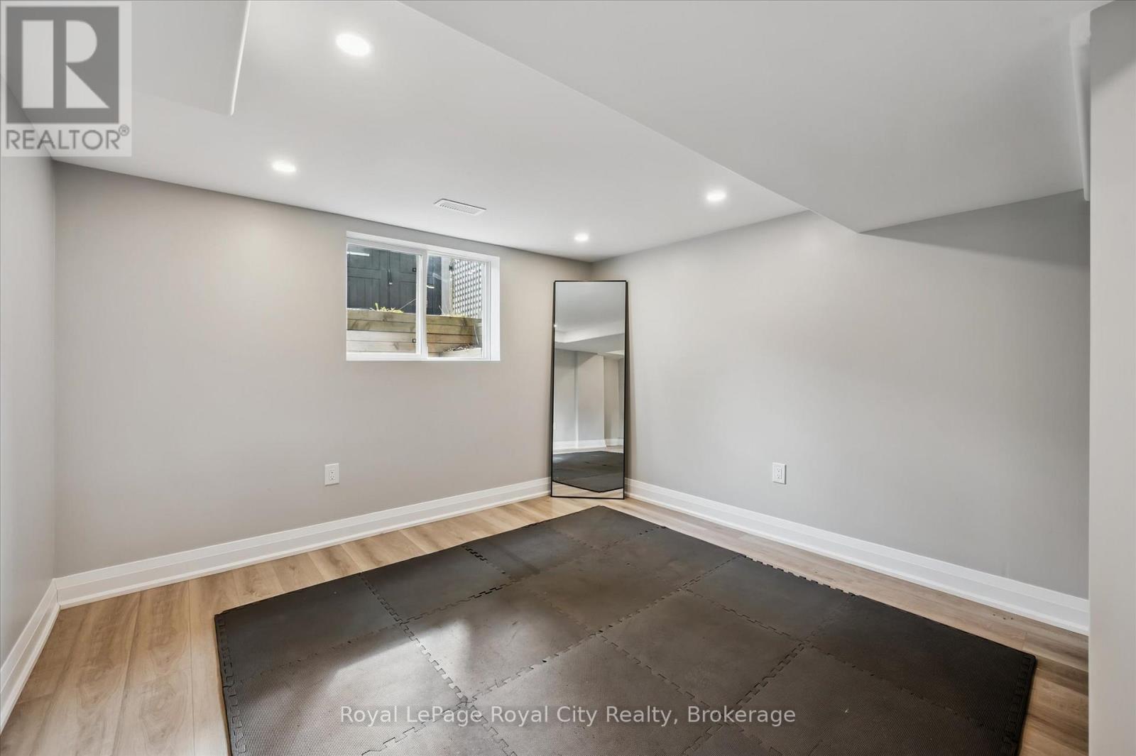 












20 HIGHVIEW PLACE

,
Guelph (Exhibition Park),




Ontario
N1H1M7

