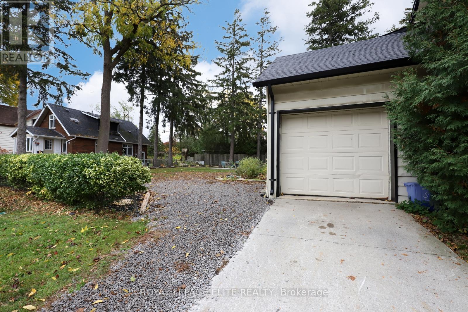 












18-20 REUBEN STREET

,
Aurora,




Ontario
L4G2M2

