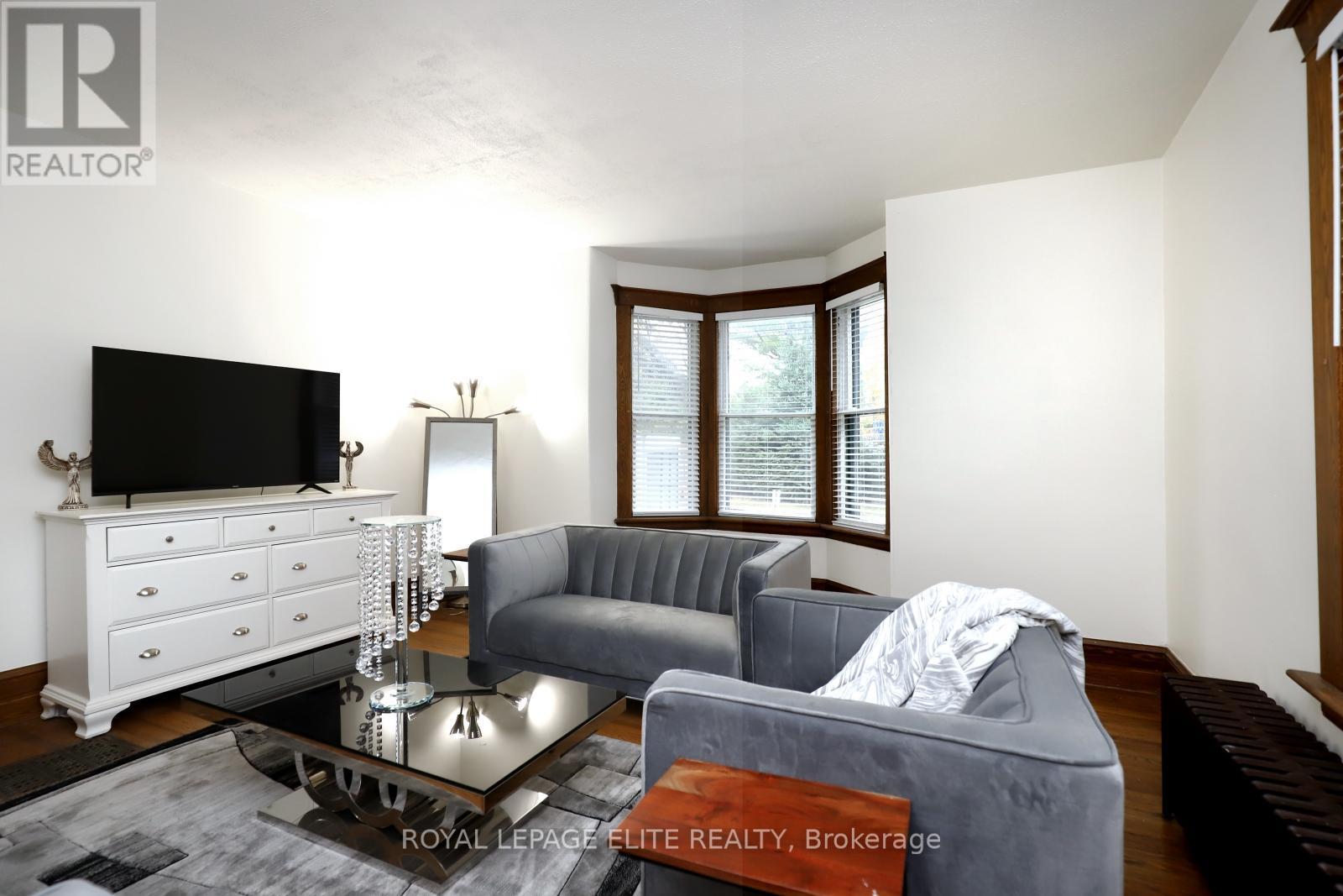 












18-20 REUBEN STREET

,
Aurora,




Ontario
L4G2M2

