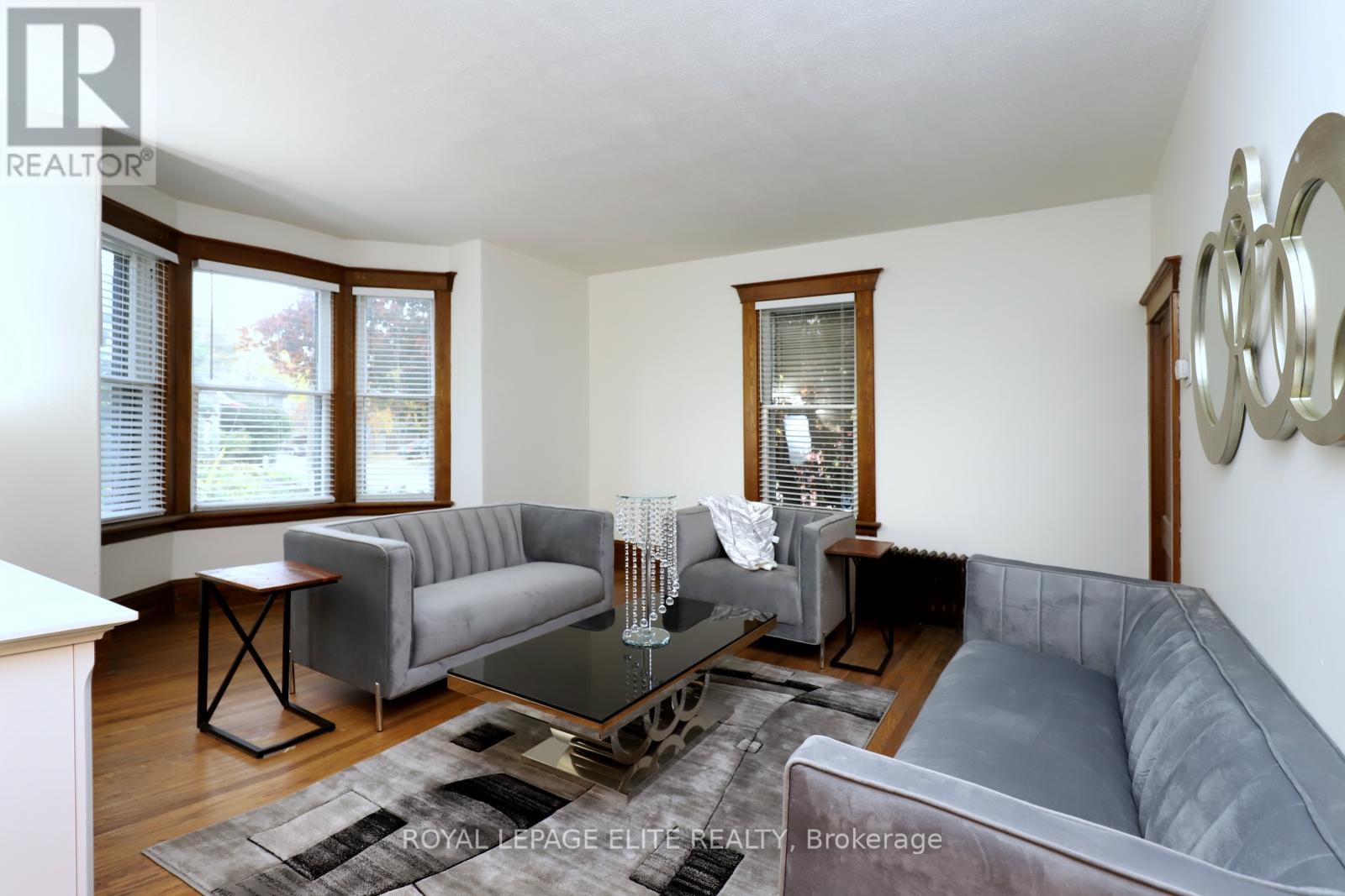 












18-20 REUBEN STREET

,
Aurora,




Ontario
L4G2M2

