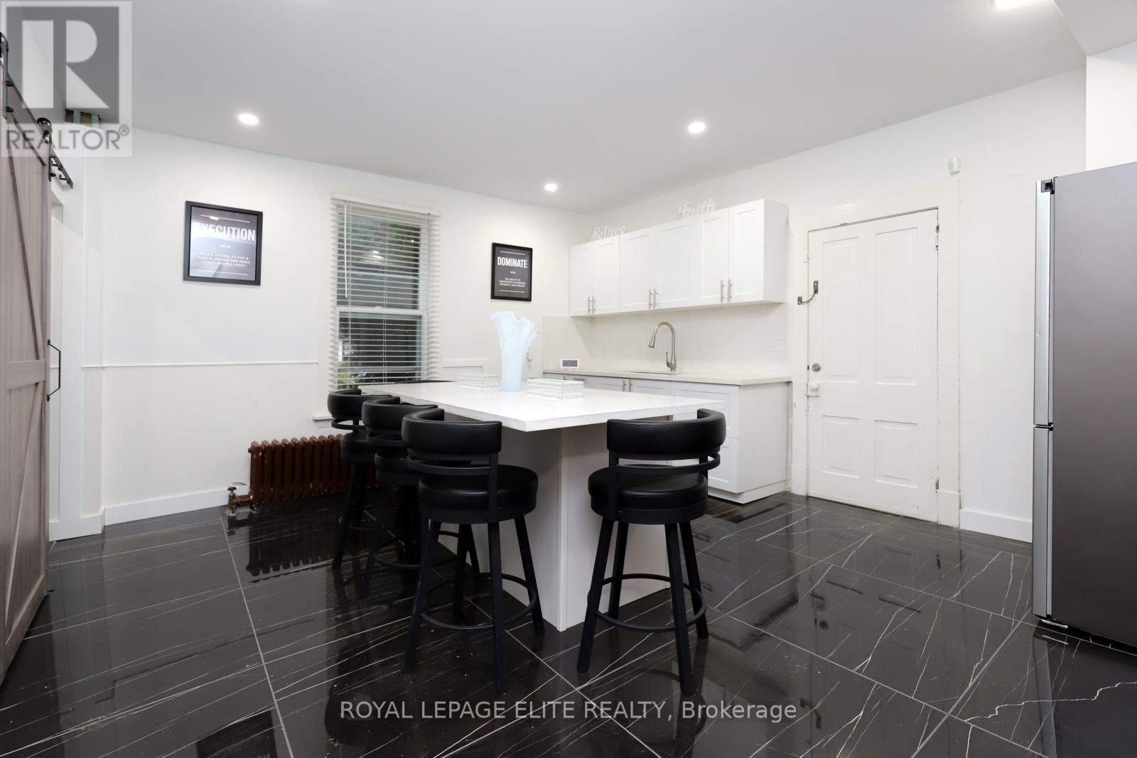 












18-20 REUBEN STREET

,
Aurora,




Ontario
L4G2M2

