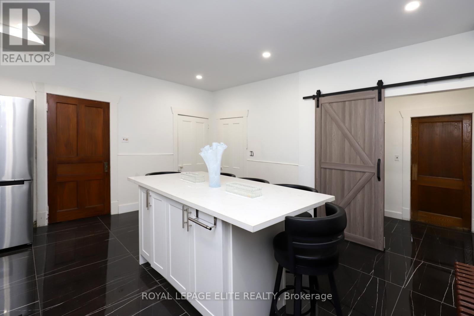 












18-20 REUBEN STREET

,
Aurora,




Ontario
L4G2M2

