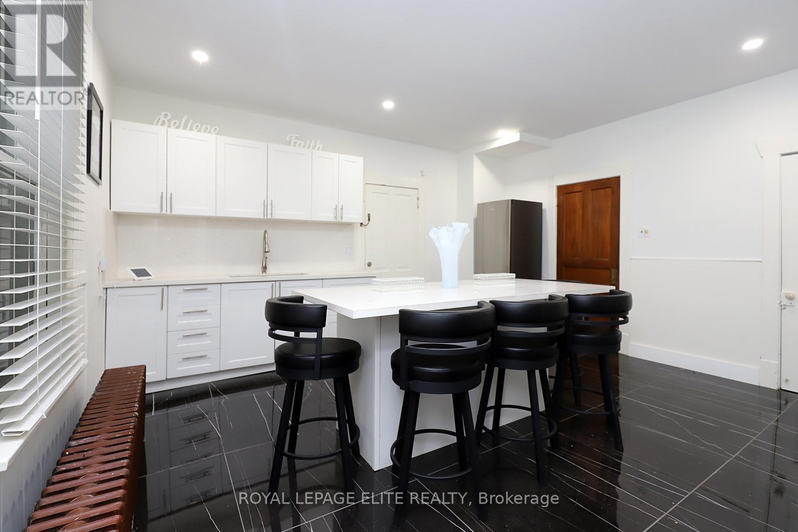 












18-20 REUBEN STREET

,
Aurora,




Ontario
L4G2M2

