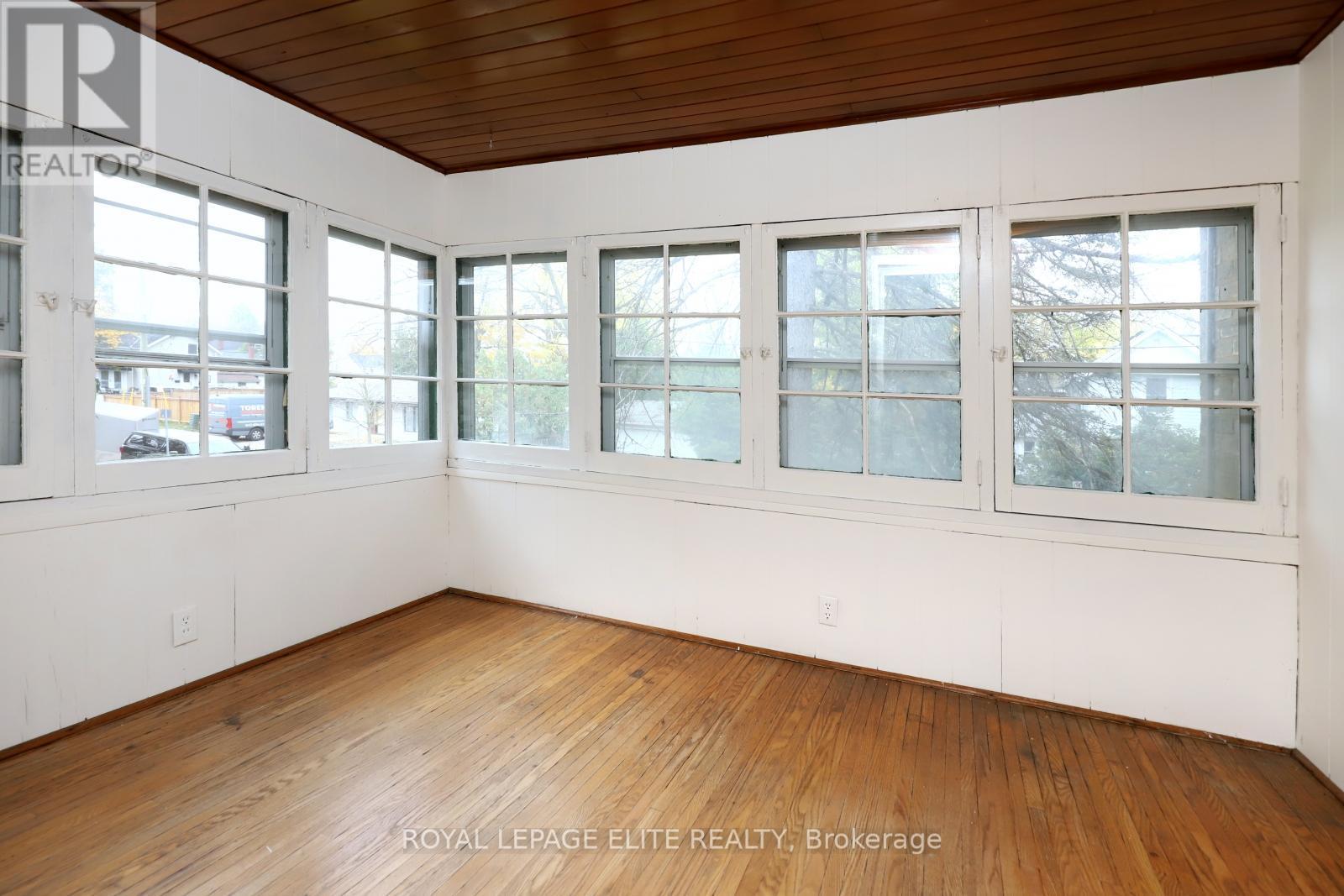 












18-20 REUBEN STREET

,
Aurora,




Ontario
L4G2M2

