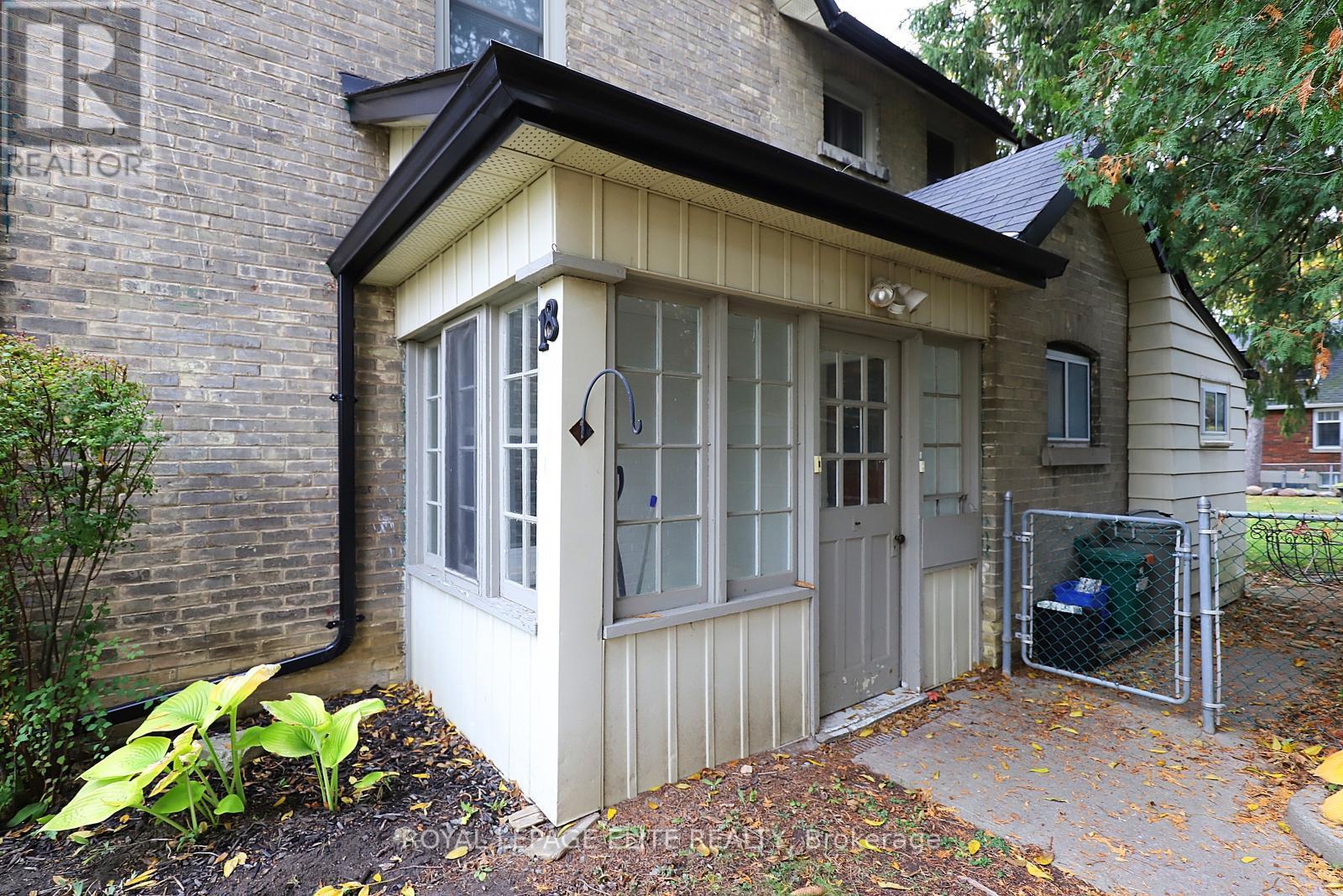 












18-20 REUBEN STREET

,
Aurora,




Ontario
L4G2M2

