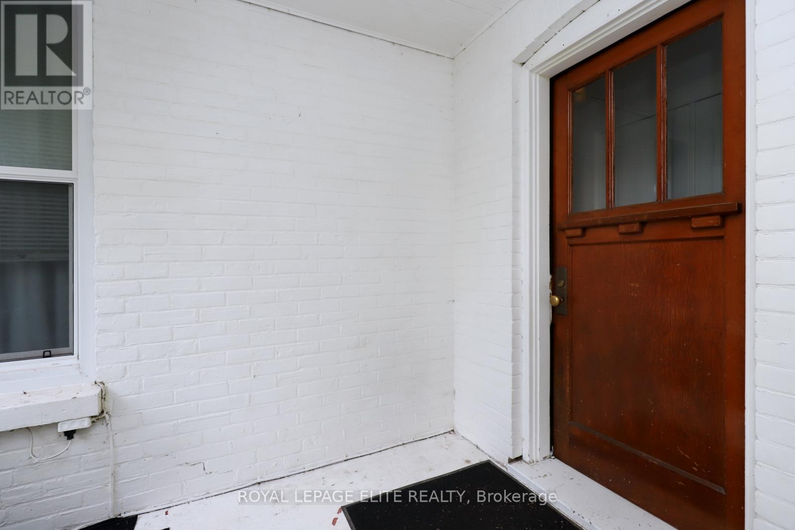 












18-20 REUBEN STREET

,
Aurora,




Ontario
L4G2M2

