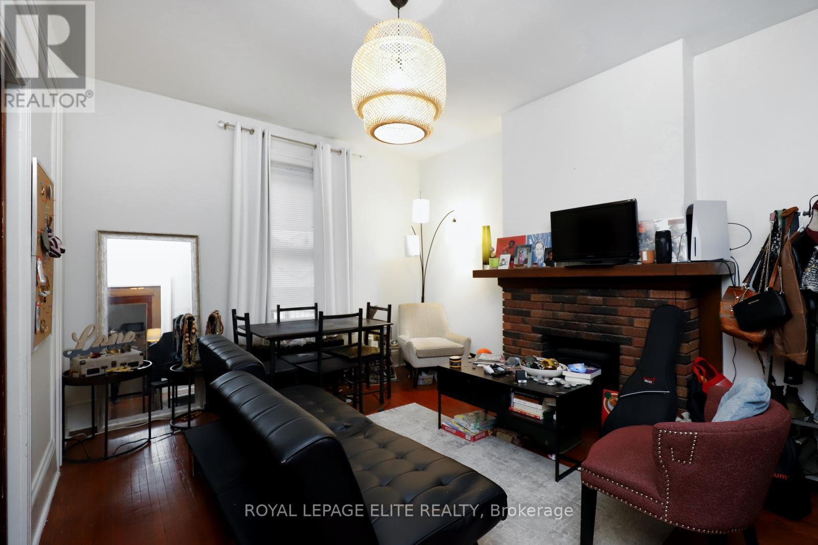 












18-20 REUBEN STREET

,
Aurora,




Ontario
L4G2M2

