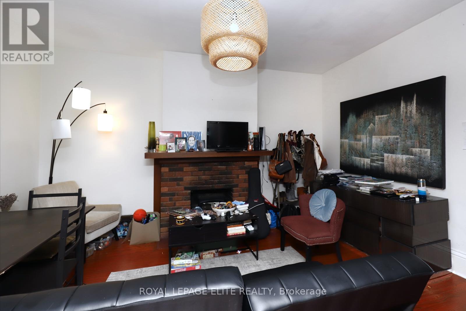 












18-20 REUBEN STREET

,
Aurora,




Ontario
L4G2M2

