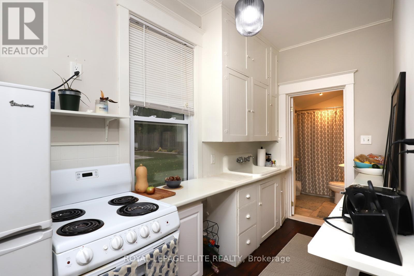 












18-20 REUBEN STREET

,
Aurora,




Ontario
L4G2M2

