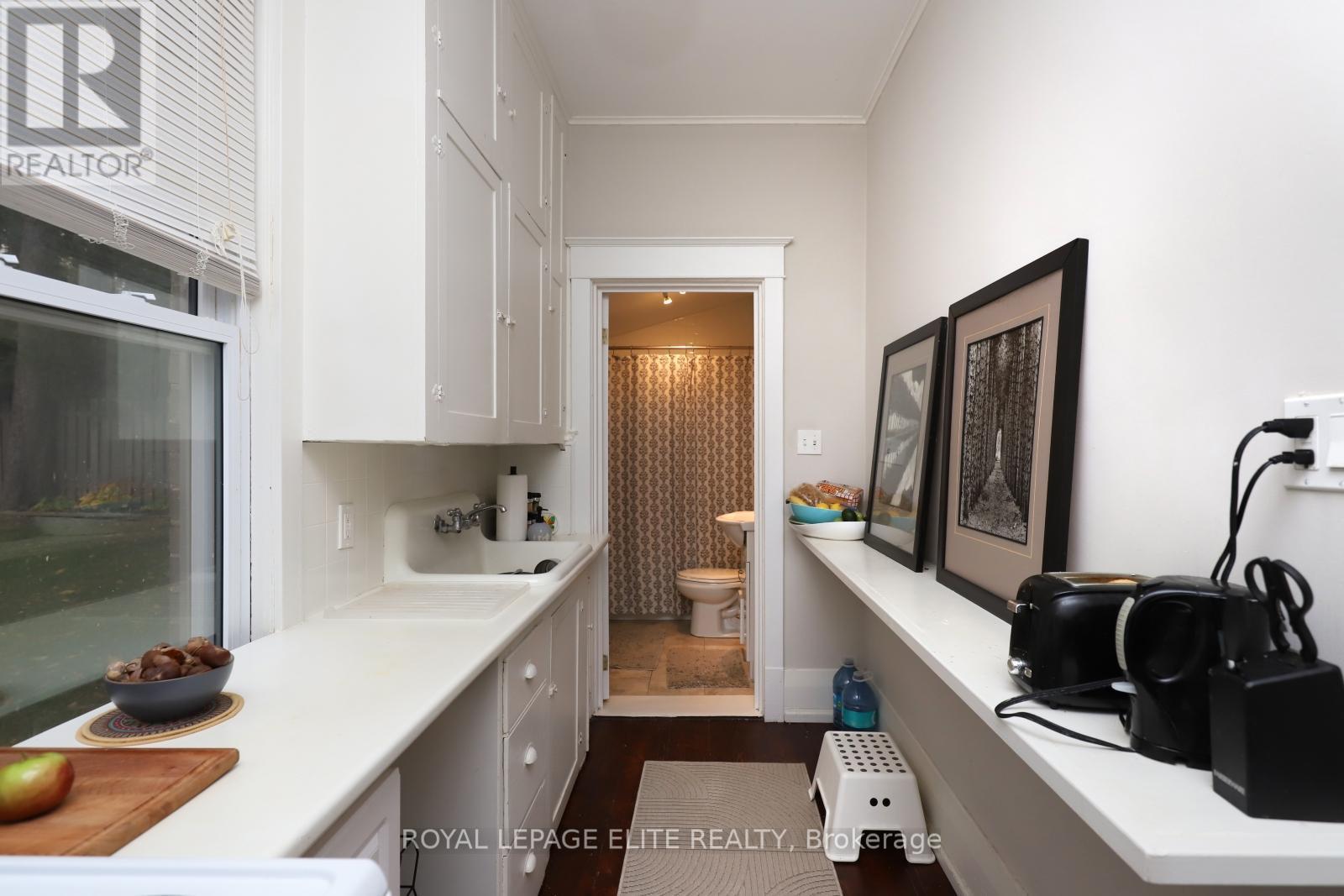 












18-20 REUBEN STREET

,
Aurora,




Ontario
L4G2M2

