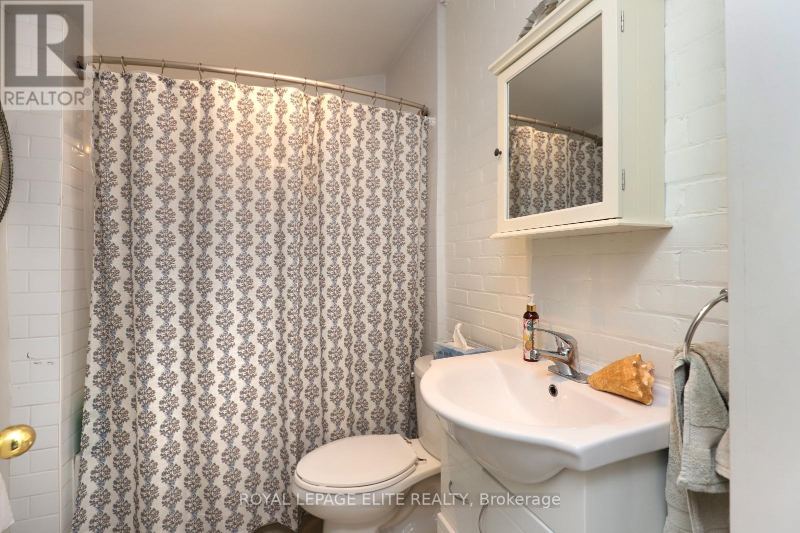 












18-20 REUBEN STREET

,
Aurora,




Ontario
L4G2M2

