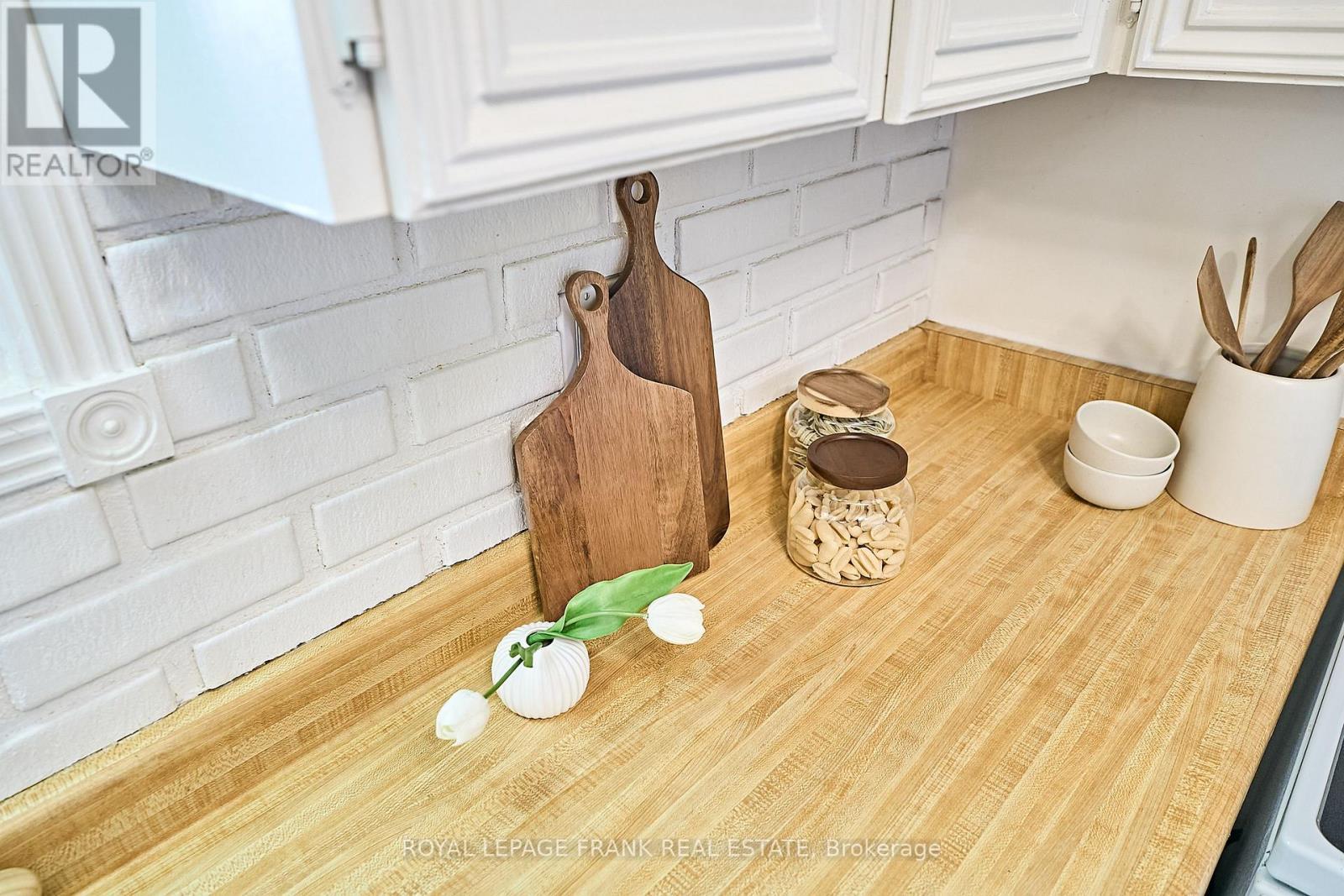 












7 JUDY COURT

,
Markham (Markham Village),




Ontario
L3P3R8

