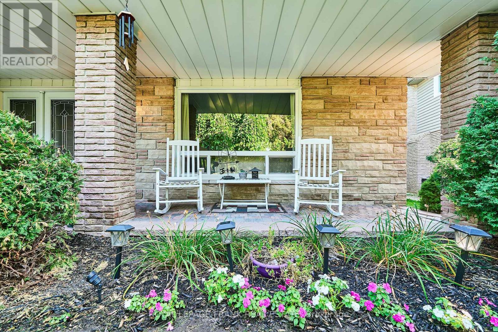 












7 JUDY COURT

,
Markham (Markham Village),




Ontario
L3P3R8

